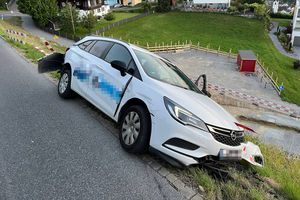 Nach Selbstunfall mit entwendetem Auto und ohne Fahrberechtigung geflüchtet