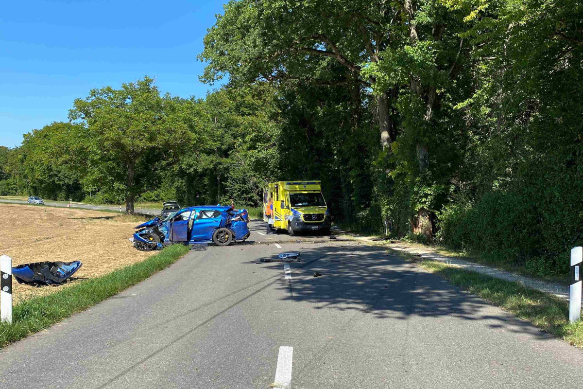 Auto kollidiert bei Selbstunfall mit zwei Bäumen