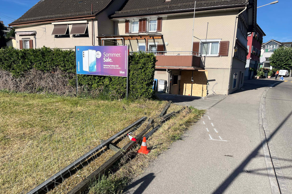 Lieferwagen prallt gegen Hauswand in Gossau
