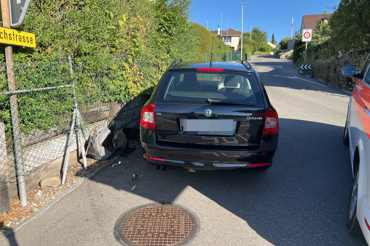 19-Jähriger flüchtet vor Polizei und baut Unfall in Bergdietikon