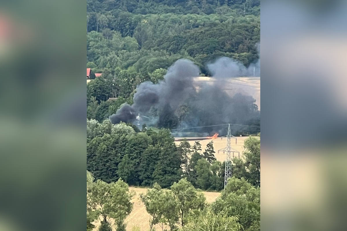 Bückeburg – Transporter brennt aus und verursacht Flächenbrand