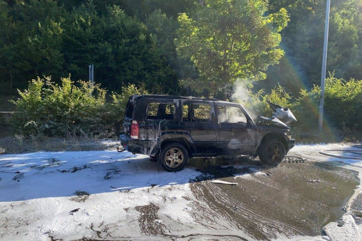 Auto mit Pferdeanhänger fängt während der Fahrt an zu brennen