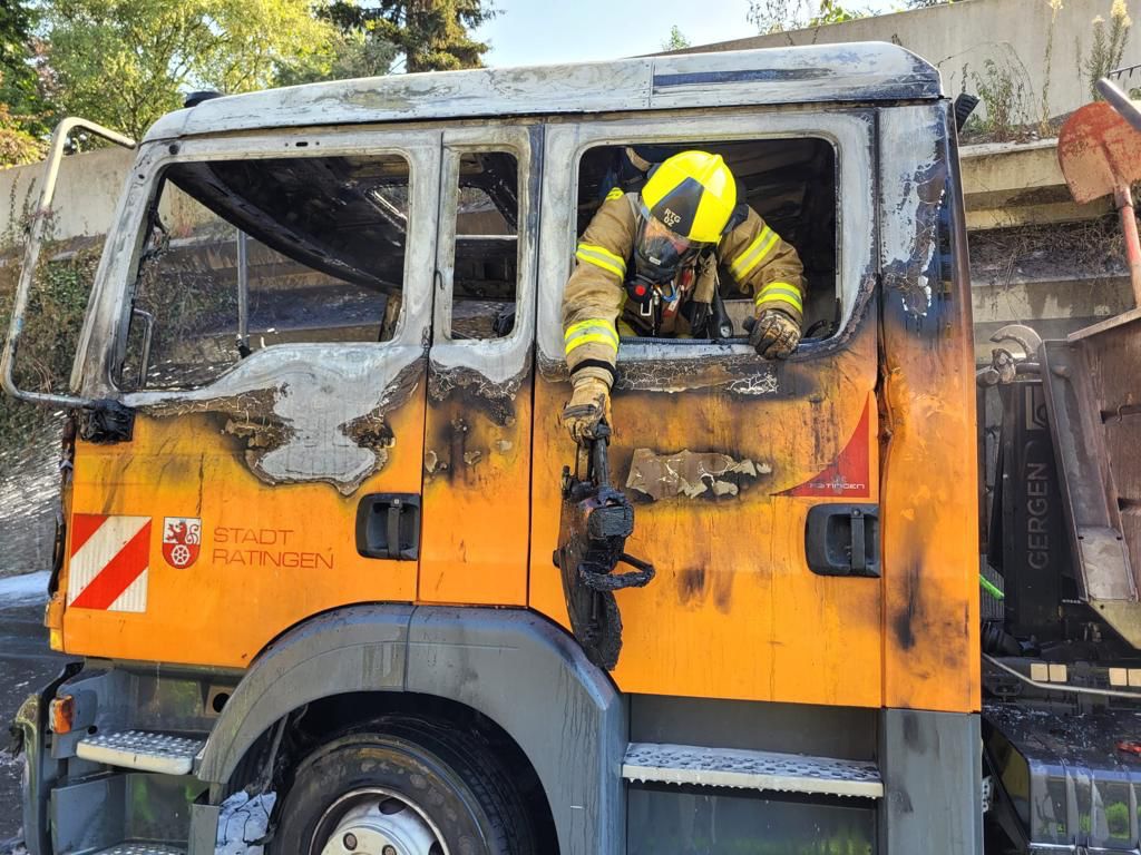 Städtischer LKW brannte komplett aus