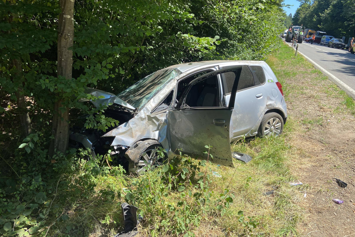 Eine Person nach Unfall wegen medizinischem Problem verletzt