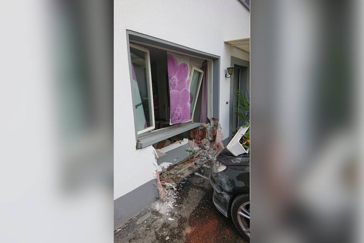 Obermumpf AG – Bei Unfall in Hausmauer gekracht