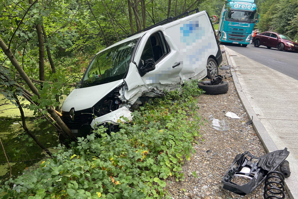 Zwei Personen nach heftiger Kollision verletzt