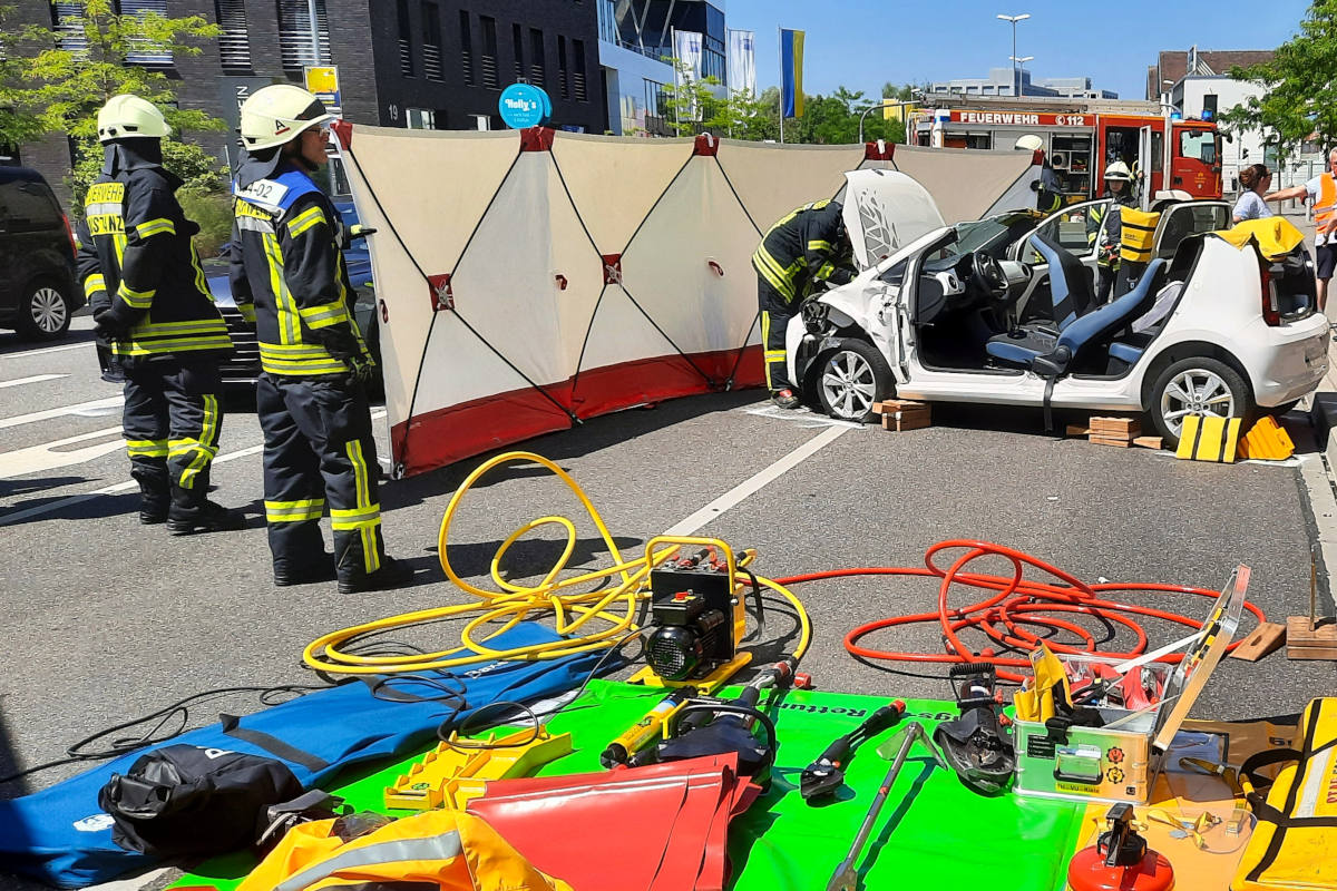 Patient nach schwerem Unfall aus Auto geborgen