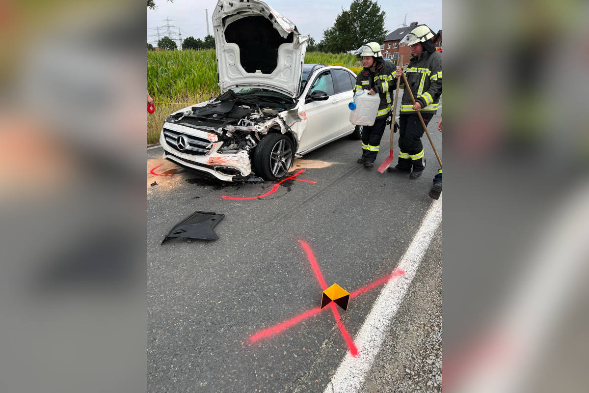 Person bei Unfall in Fahrzeug eingeklemmt