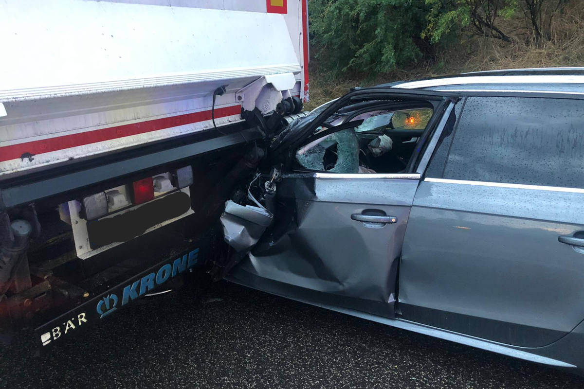 Pkw Audi fährt unter vorausfahrenden Lkw und Fahrzeugführer verletzt sich schwer