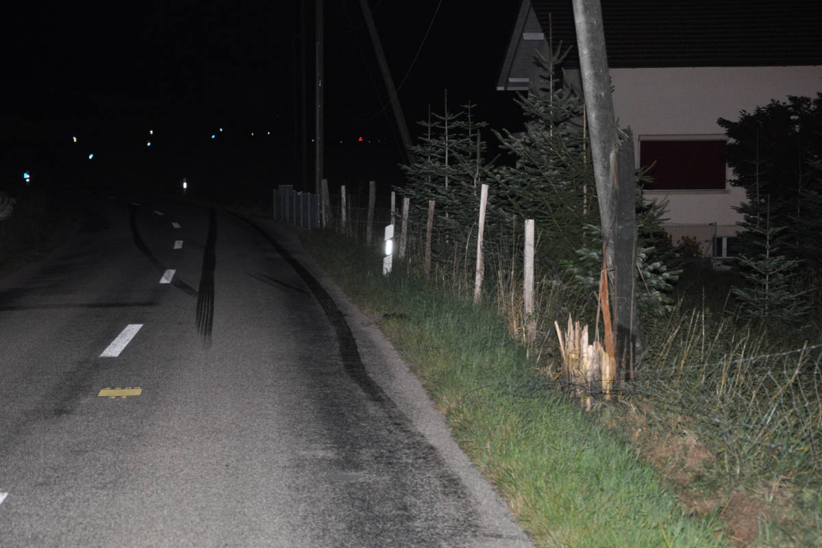 Rüttenen SO – Autolenker kollidiert mit Strommast