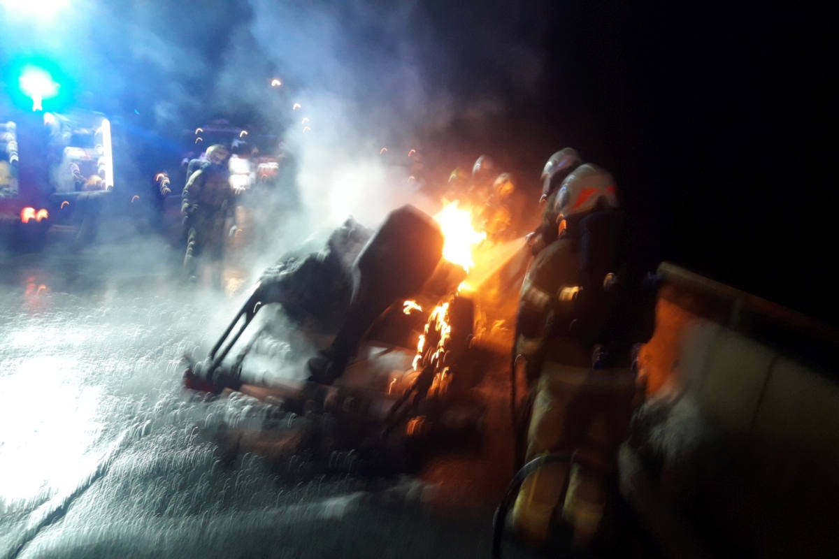 Bootsanhänger auf der A10 im Brenntenbergtunnel in Brand