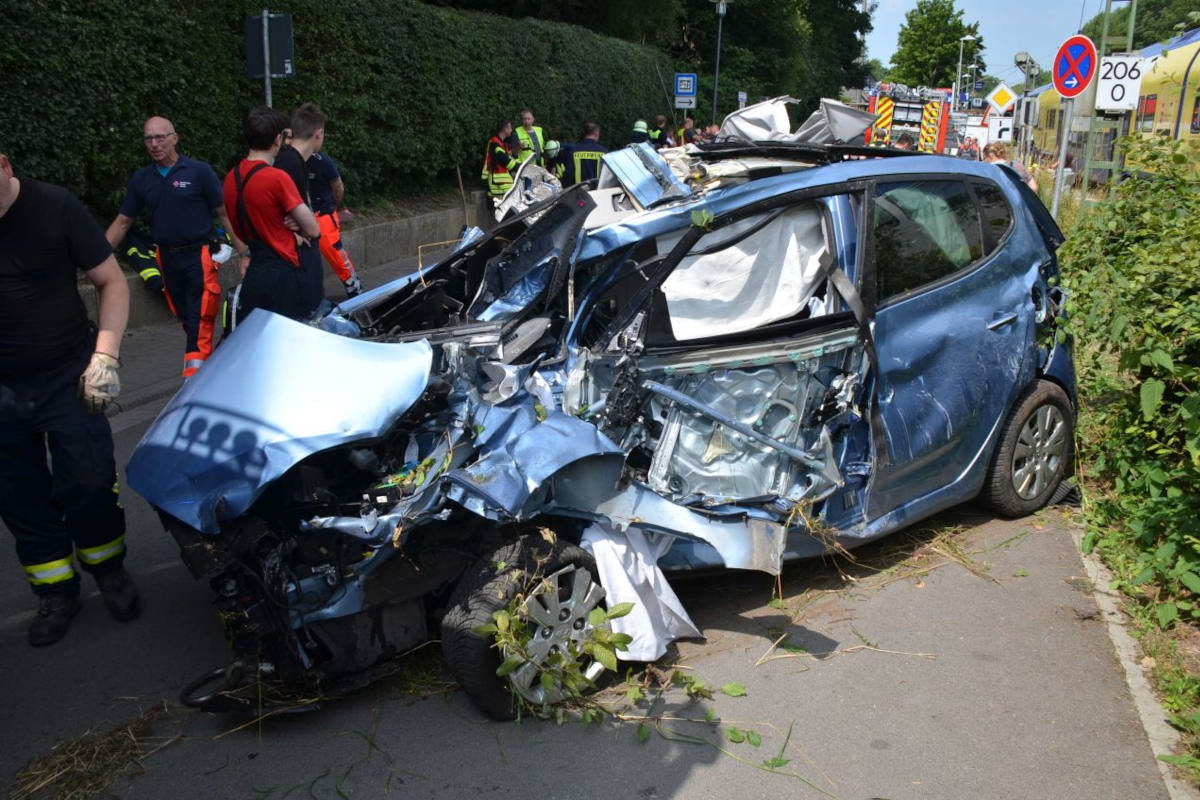 76-jährige Autofahrerin bei Unfall mit Zug schwer verletzt