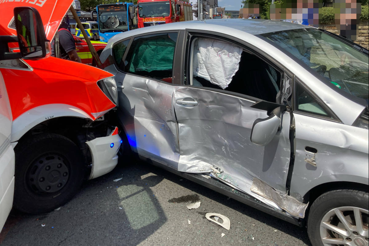 Velbert – Rettungswagen auf Einsatzfahrt verunfallt