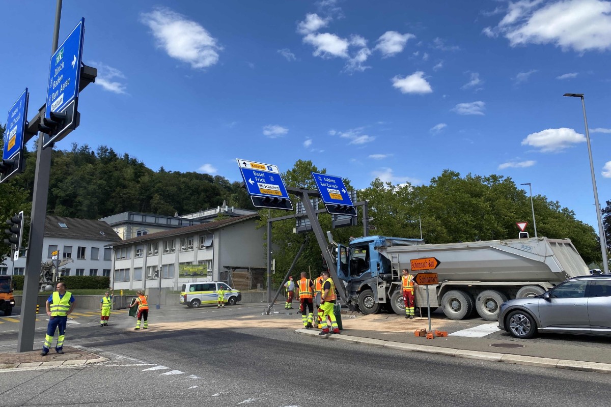 Brugg AG - 70-Jähriger prallt mit Muldenkippen gegen Lichtsignal