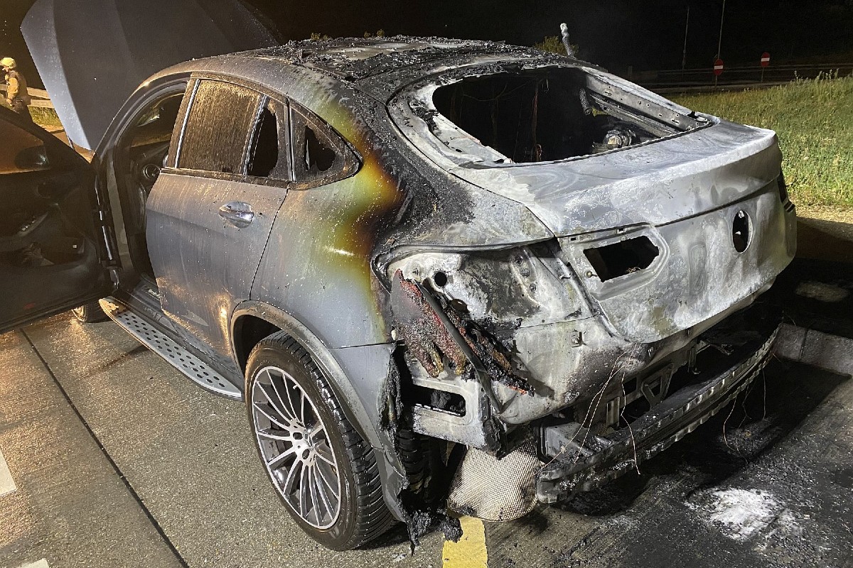 Pratteln BL - Auto brennt auf der Krummeineichstrasse