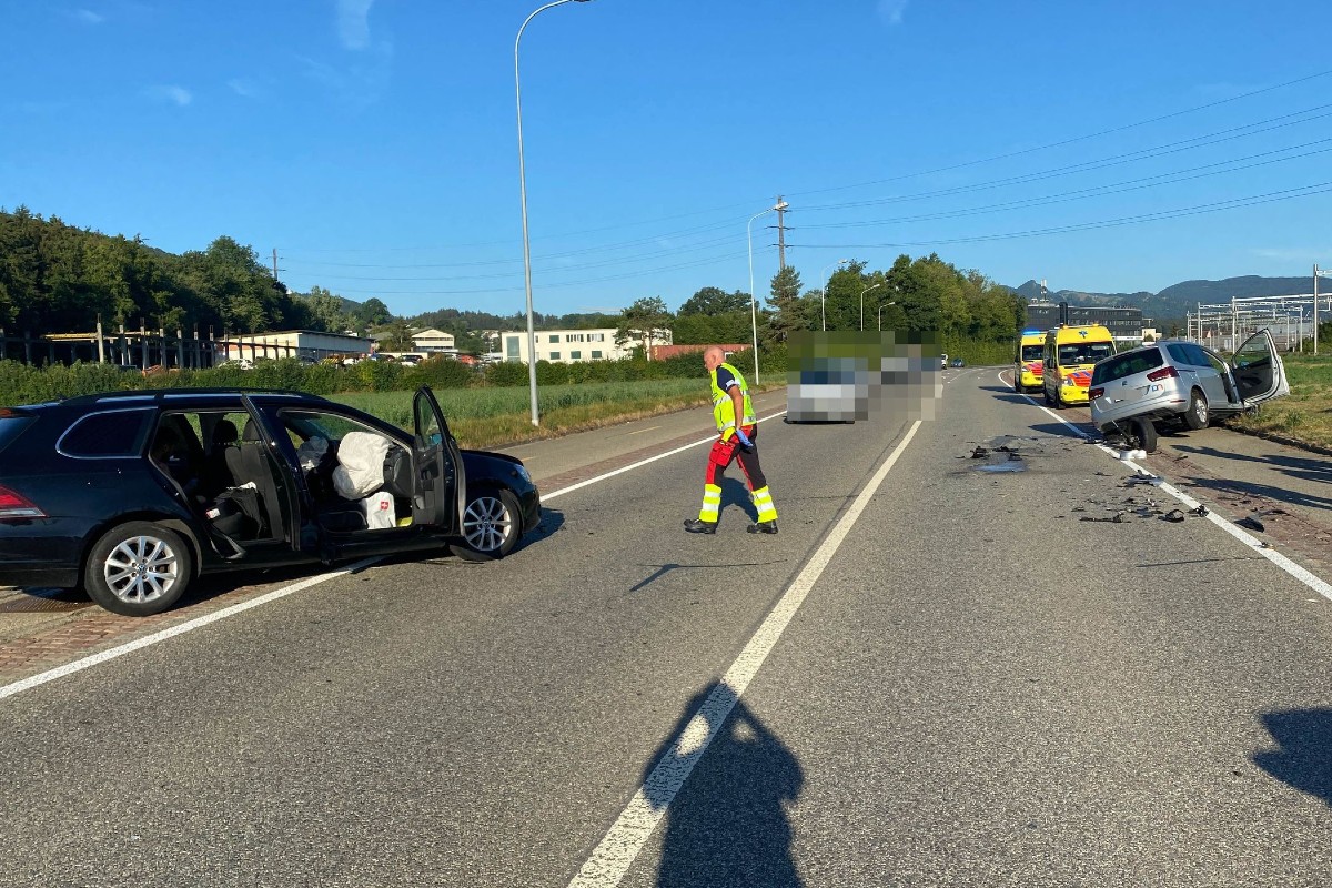 Vier Personen wurden verletzt.