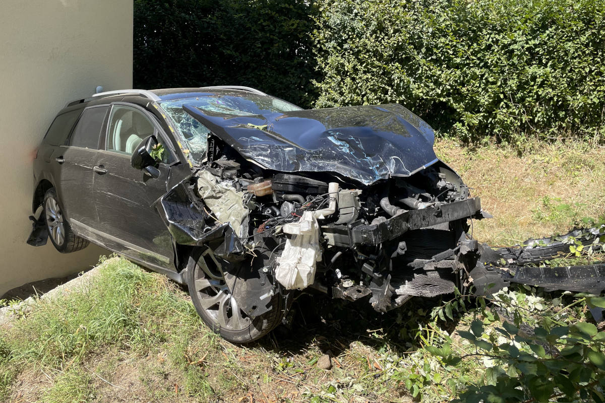 Birmenstorf AG – Eine verletzte Person bei heftiger Frontalkollision