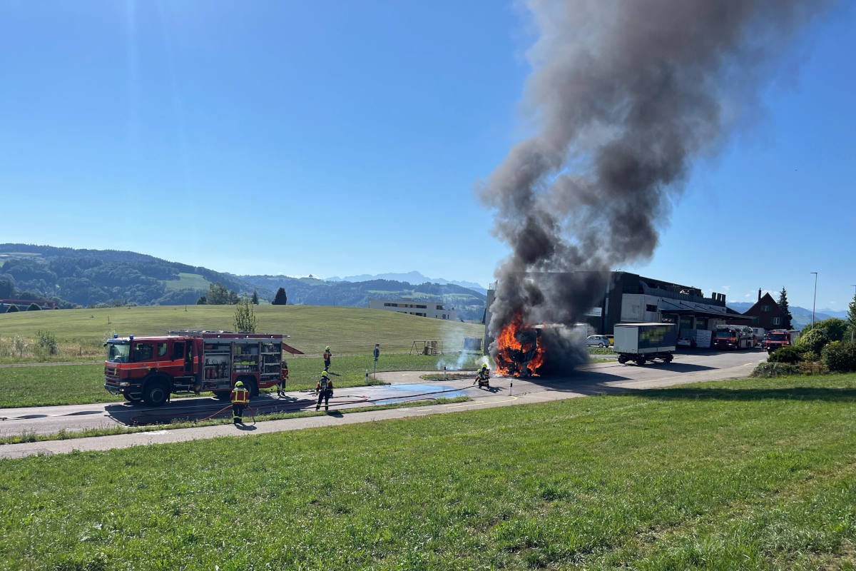 Lastwagen in Brand