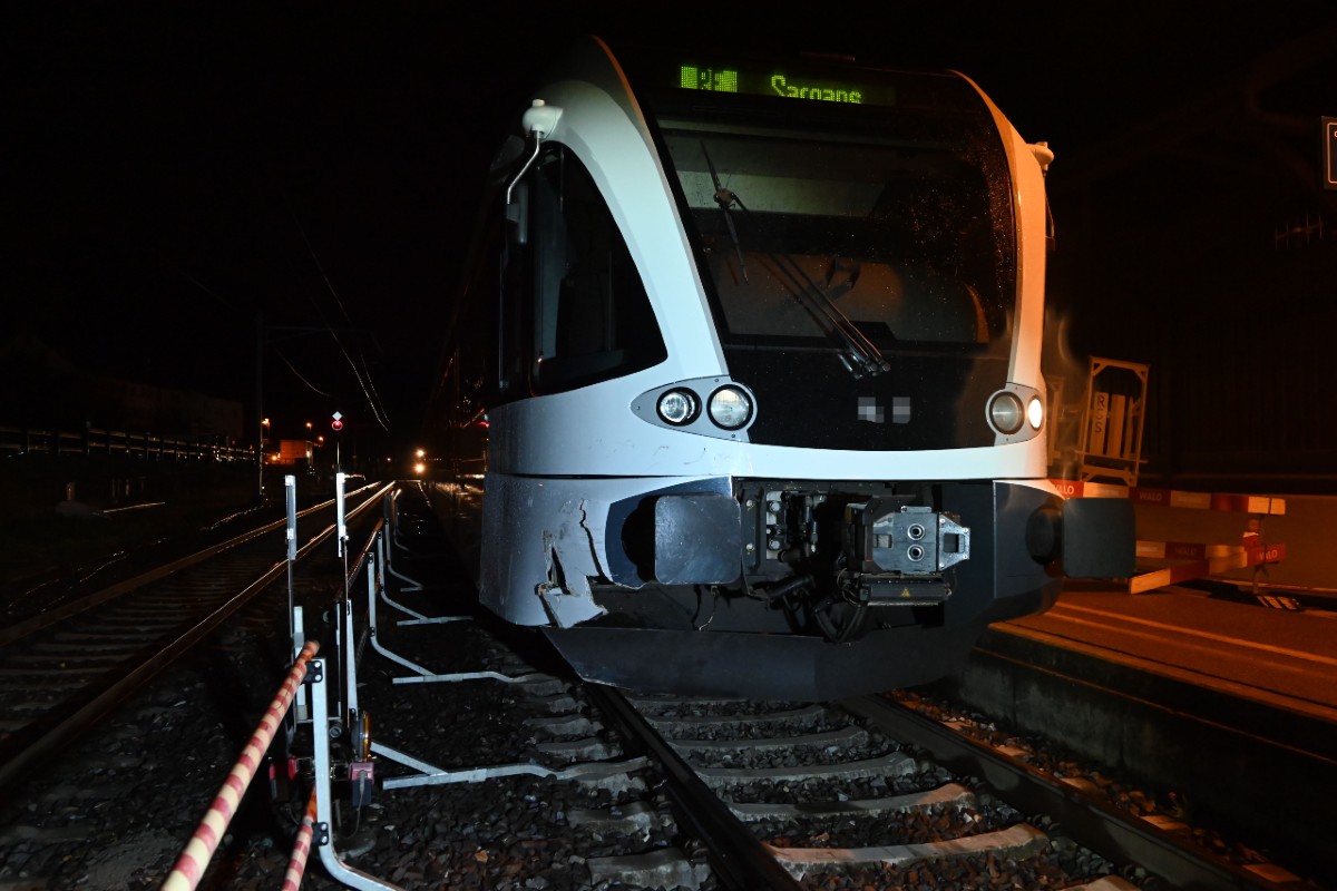 Kurioser Verkehrsunfall in Staad SG - Fiat 500 wird von Zug erfasst