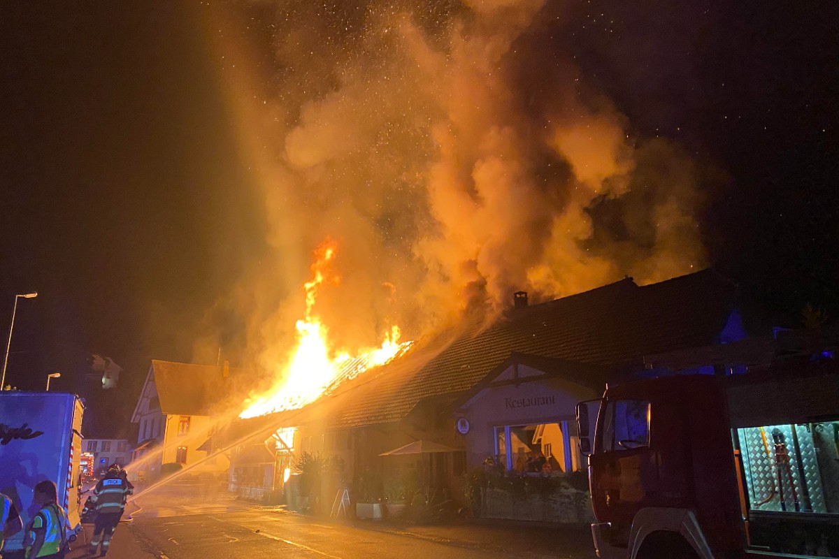 Ein Brand in Elfingen im Kanton Aargau hat letzte Nacht grossen Schaden angerichtet.