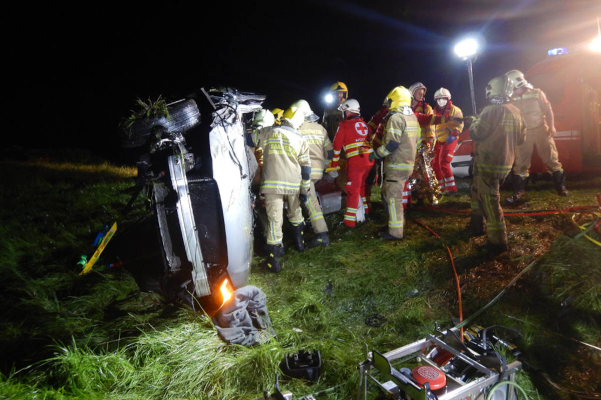 Pkw stürzte in Straßengraben und überschlug sich – Beifahrer stirbt