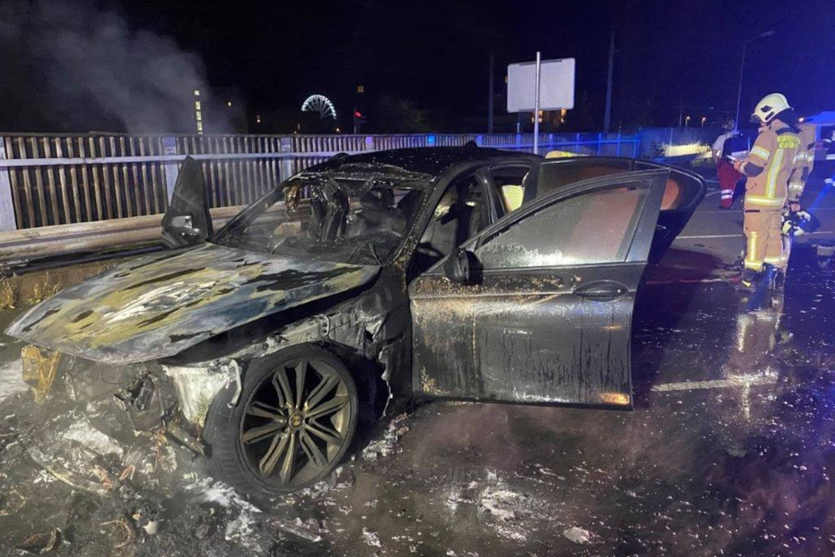 Fahrzeug während der Fahrt in Flammen aufgegangen