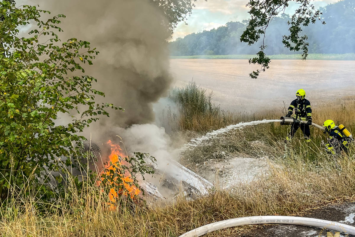 PKW geht nach Verkehrsunfall in Flammen auf