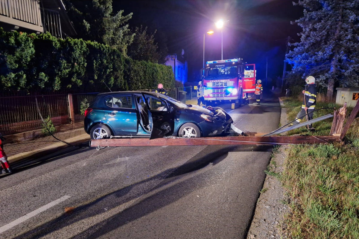 PKW mit Strommasten kollidiert