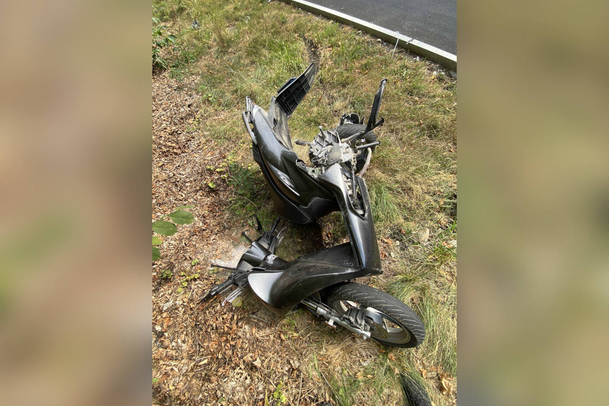 Am Steuer eingeschlafen und heftig in Motorroller gekracht