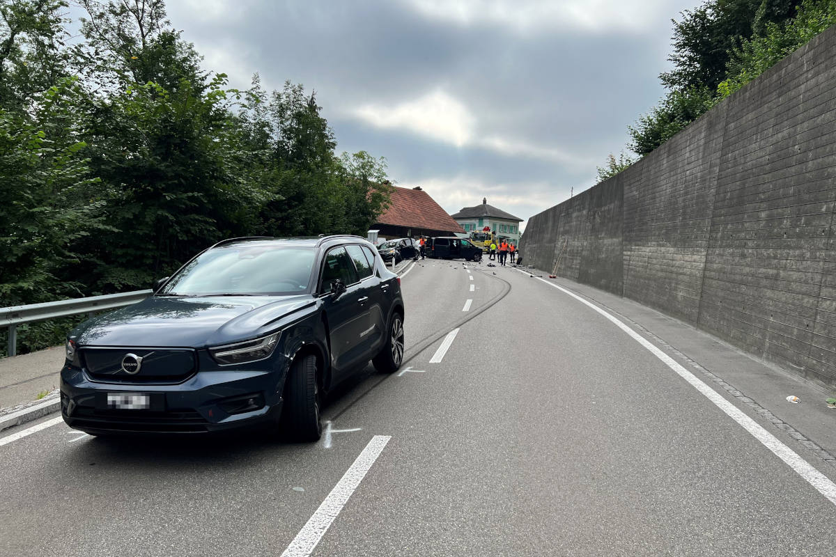 Kollision mit vier beteiligten Autos in Lütisburg Station