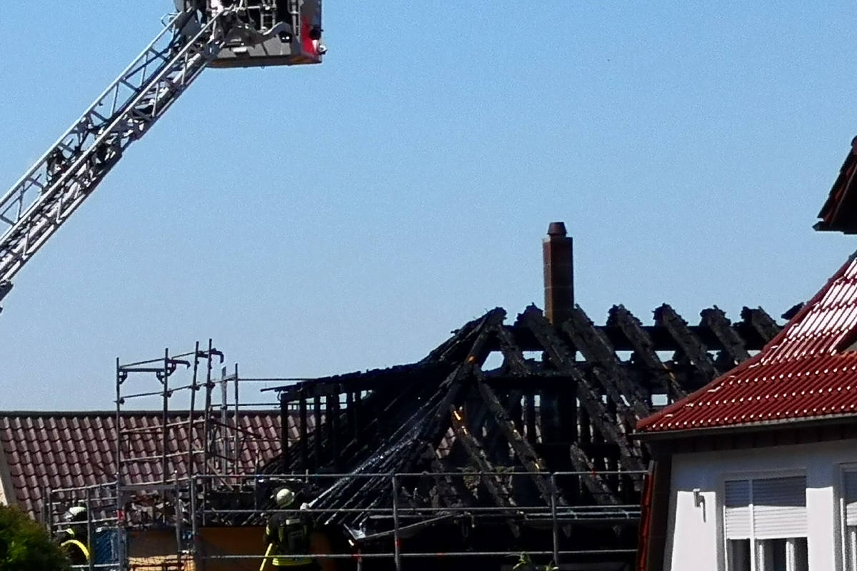 Stuttgart – Dachstuhlbrand droht auf Nachbargebäude überzugreifen