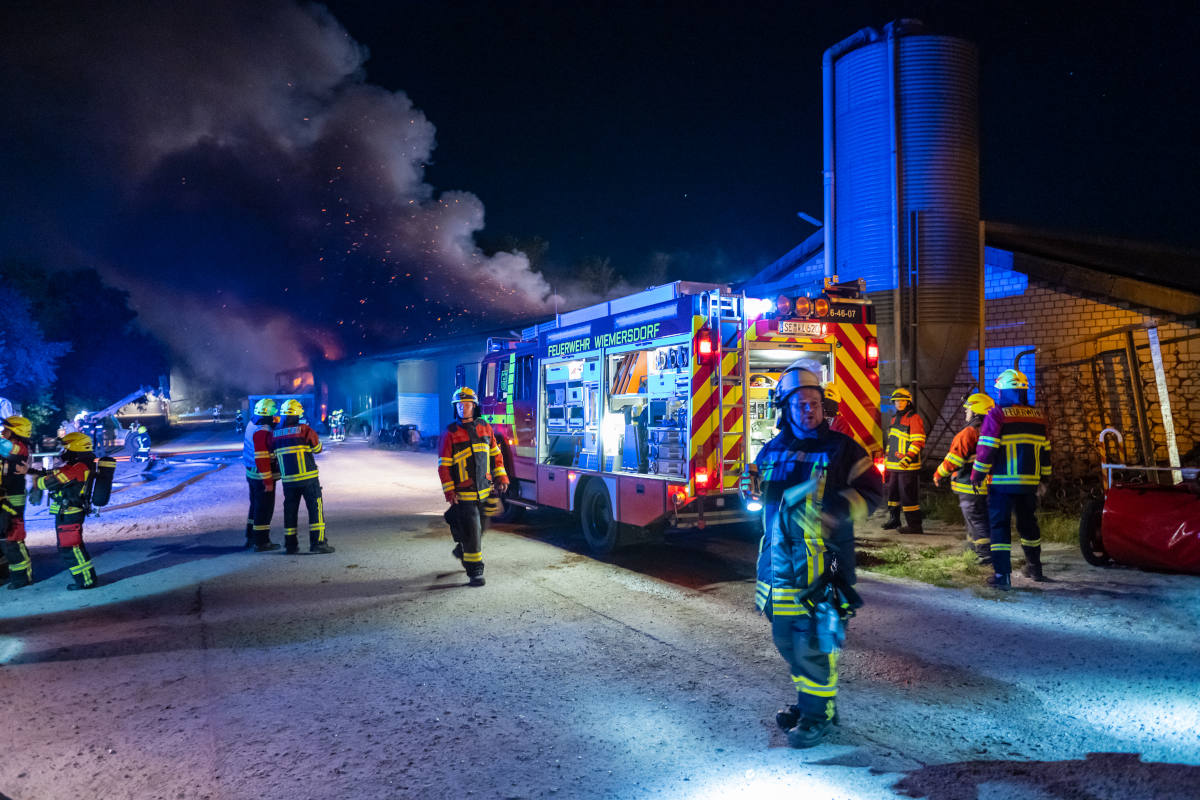 Großfeuer einer landwirtschaftlichen Lagerhalle beschäftigt die Feuerwehr
