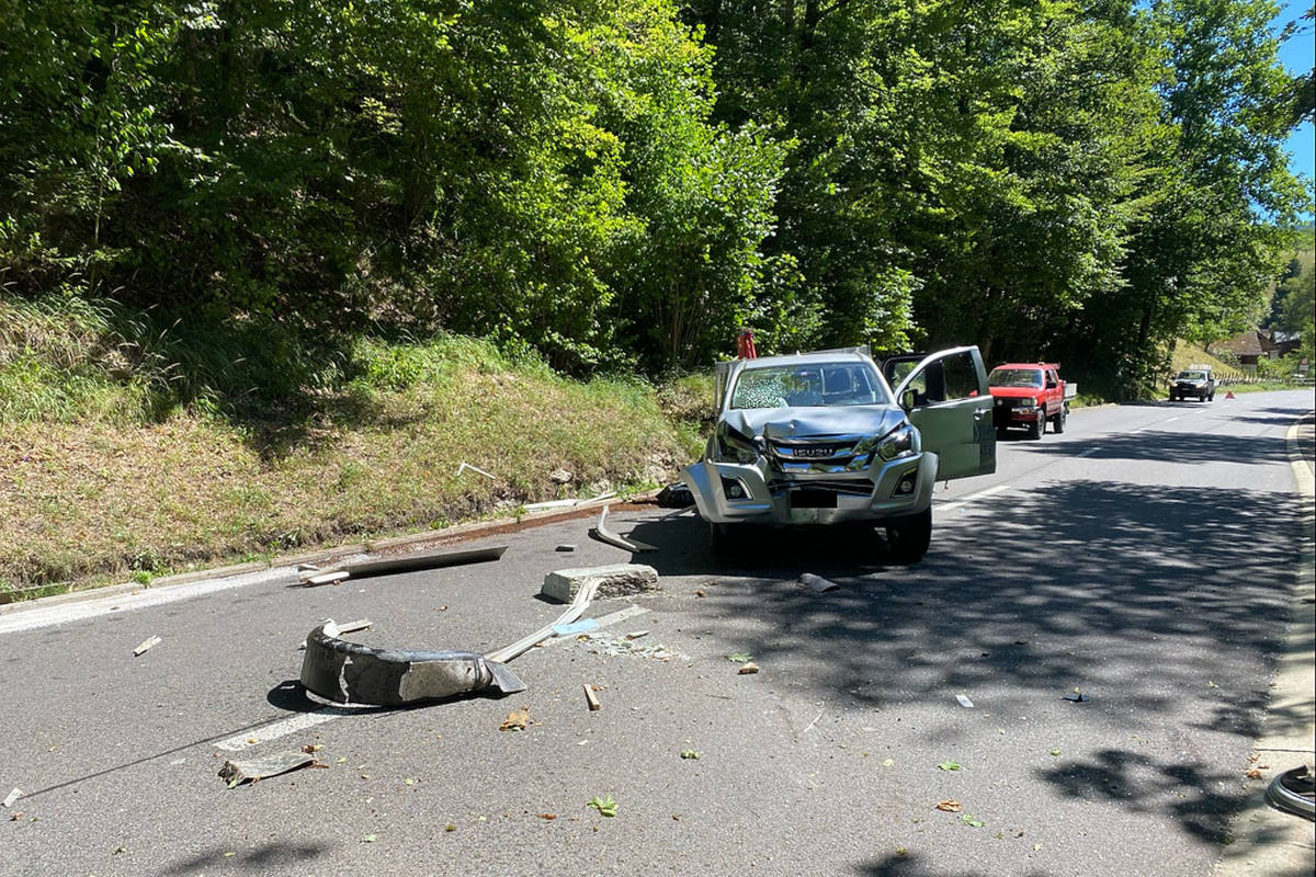Bretzwil BL – Lieferwagen kollidiert mit Baum