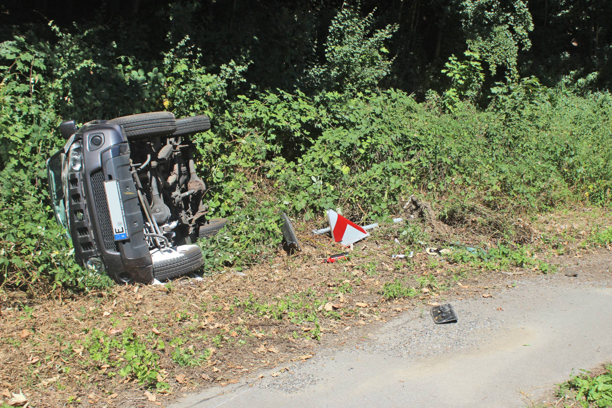 Mit PKW aus scharfer Kurve getragen und umgekippt