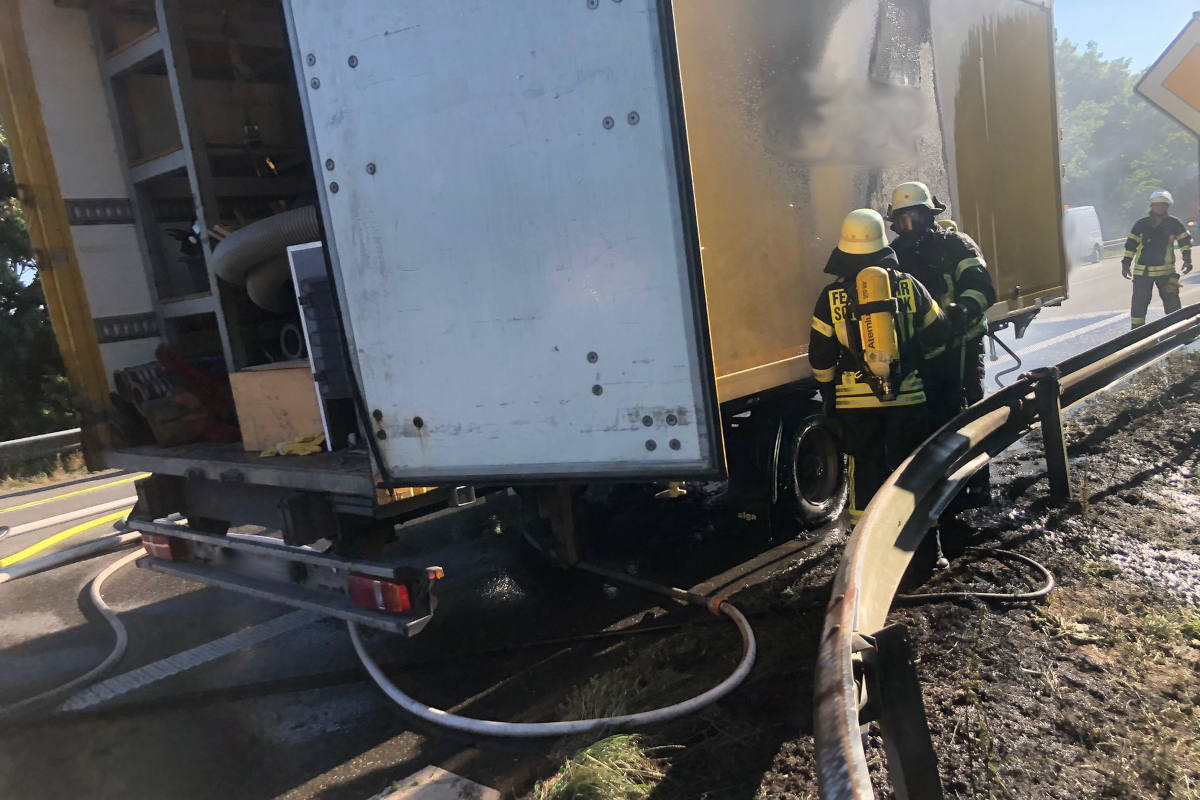 Schermbeck – LKW-Brand breitet sich auf Böschung aus