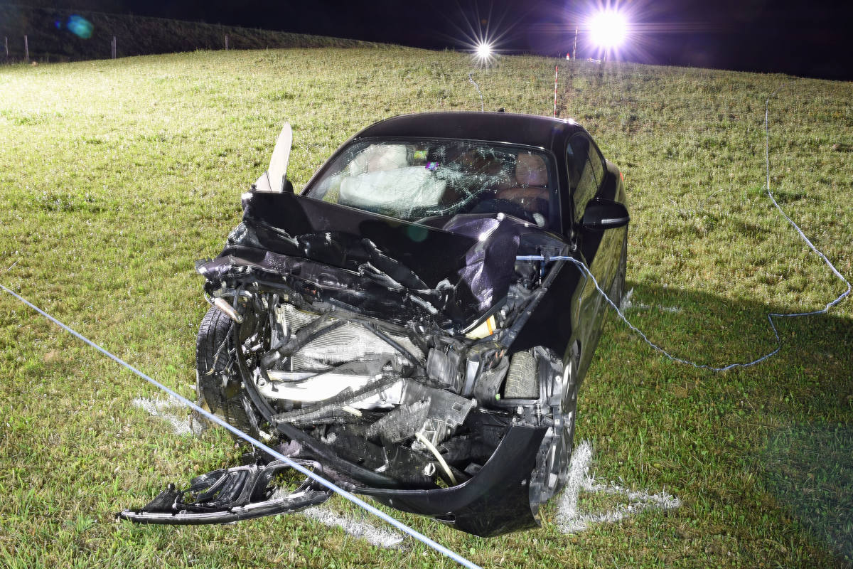 Zeugenaufruf aus Rain LU - Massive Auffahrkollision zwischen zwei Autos