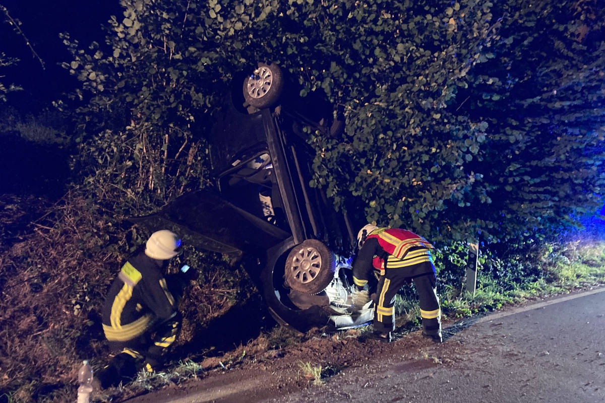 PKW überschlägt sich