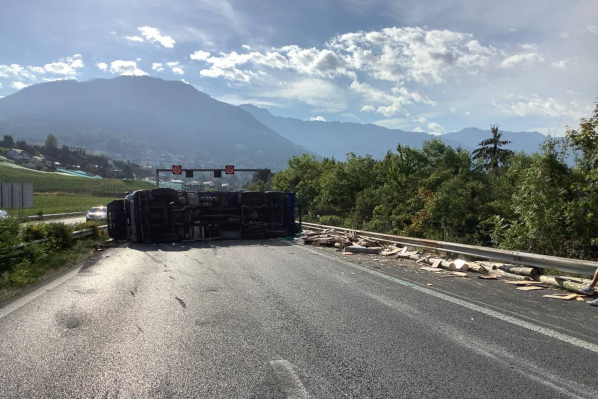 A9 Vevey und Montreux VD – Autobahn nach schwerem Unfall mit Lastwagen gesperrt