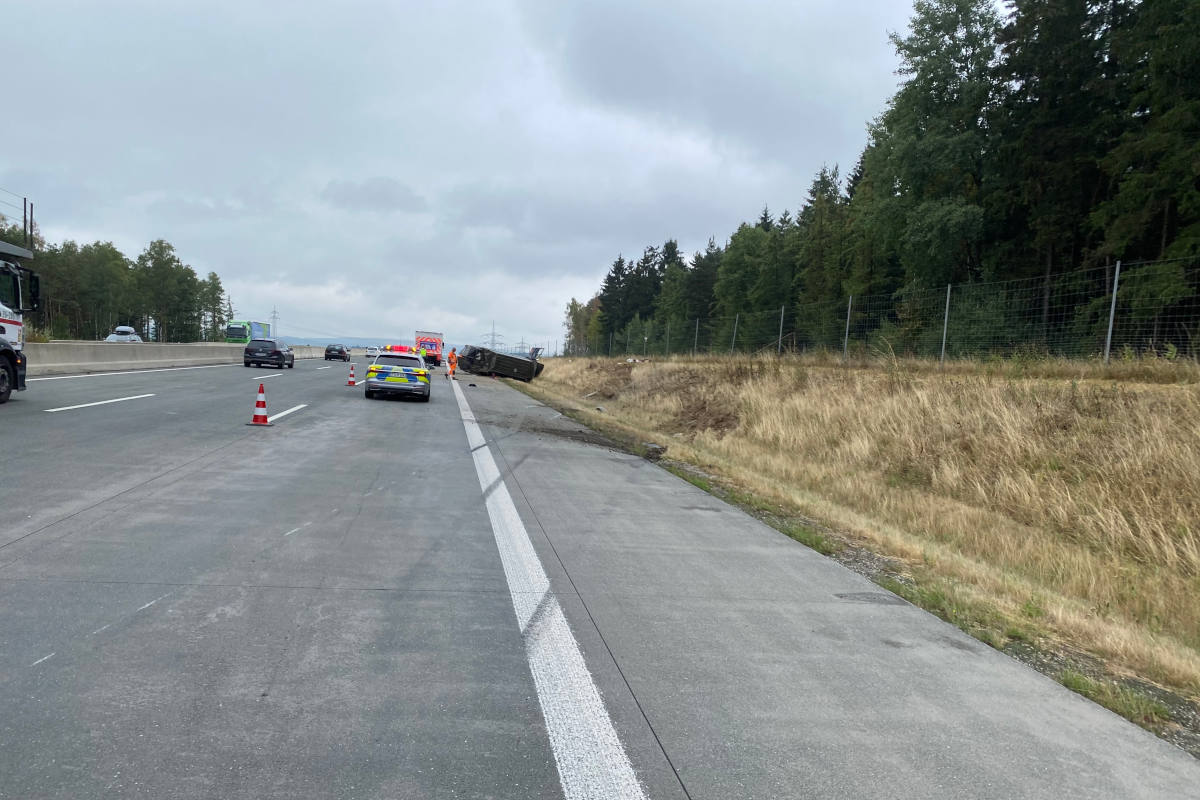 A9 Dittersdorf – Kleintransporter überschlägt sich nach Reifenplatzer mehrfach
