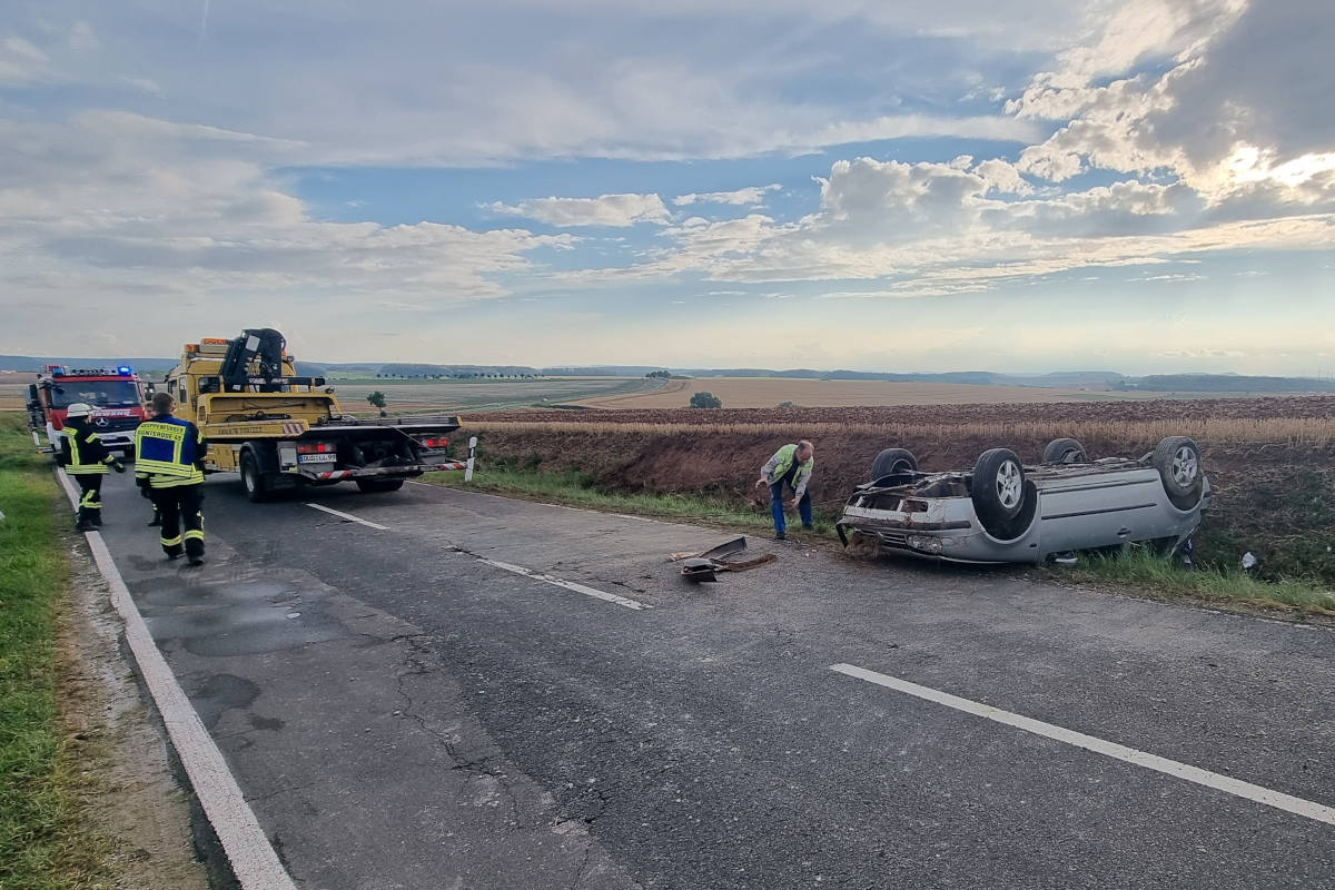 Mit VW-Golf überschlagen und in Graben gelandet