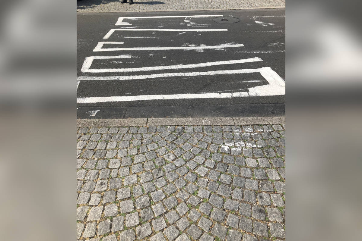 Essen-Werden – Besoffener Mann malt falschen Zebrastreifen auf die Straße