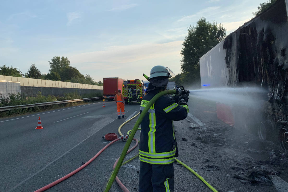 Lkw-Auflieger mit 20 Tonnen Fleisch geht auf der A2 in Flammen auf