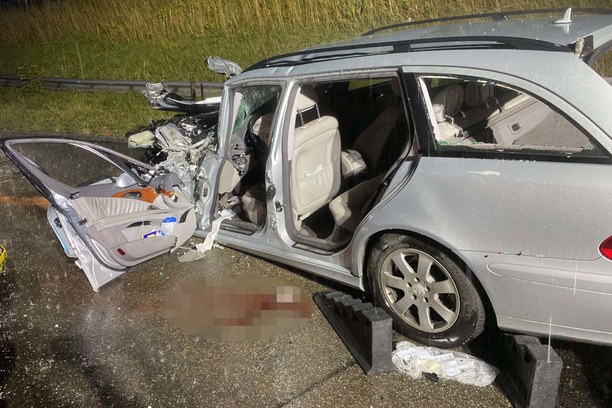 A3 Effingen AG – Heftige Kollision mit Reisecar auf der Autobahn fordert Verletzte