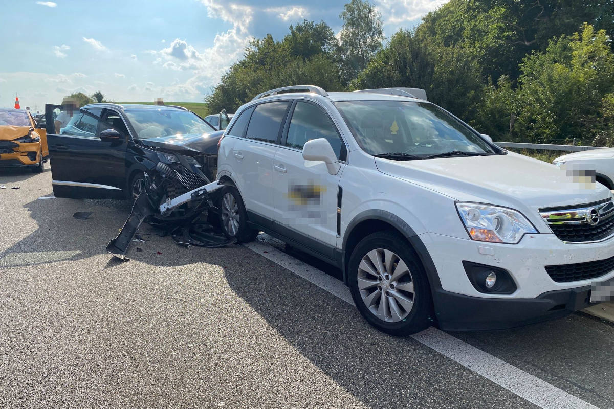 Auffahrkollision mit vier beteiligten Fahrzeugen auf der A1
