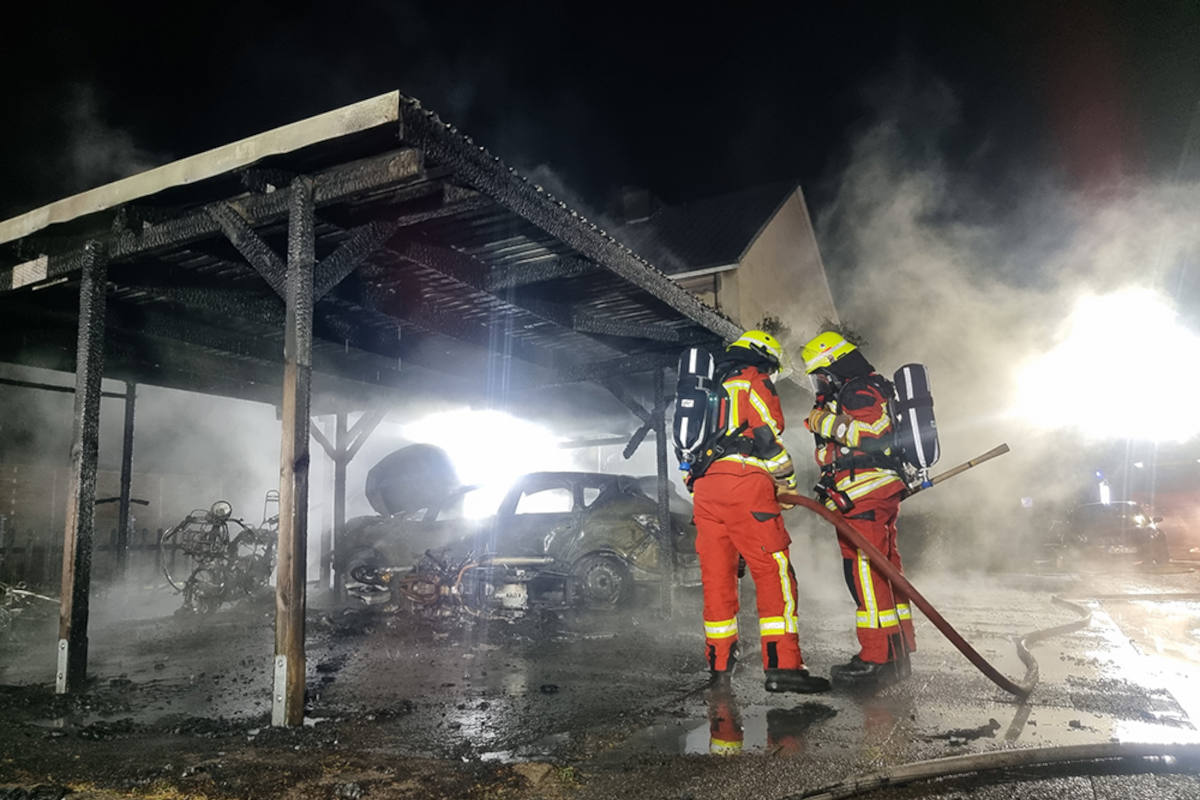 Feuer zerstört mehrere Fahrzeuge mit zwei Folgeeinsätzen