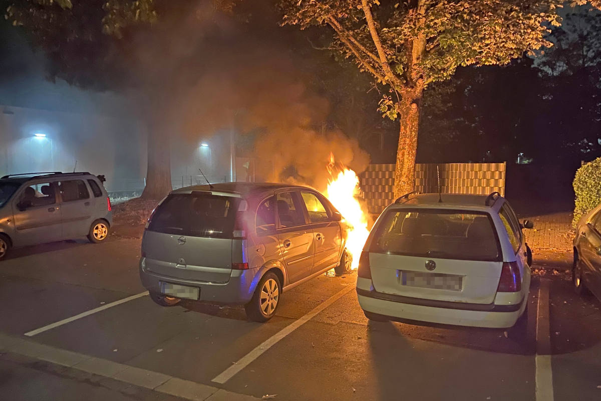 Erneute Fahrzeugbrände im Berliner Viertel in Monheim am Rhein