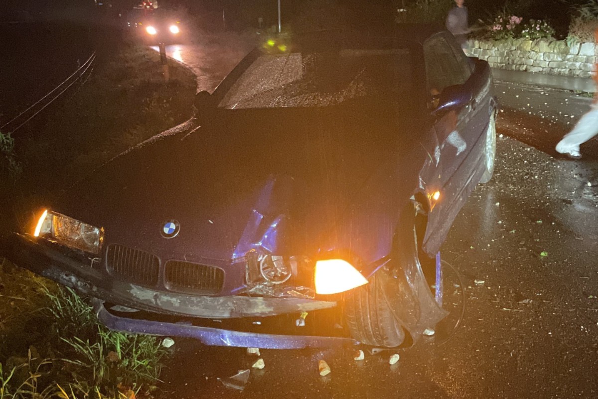 Der BMW erlitt Totalschaden.