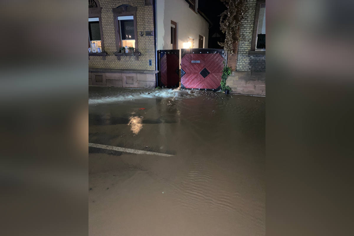 Bürgersteig durch Wasserrohrbruch aufgebrochen