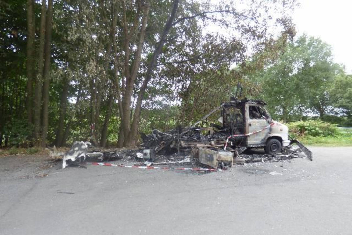 Stade – «Lovemobil» brennt bei Himmepforten aus – Polizei geht von Brandstiftung aus