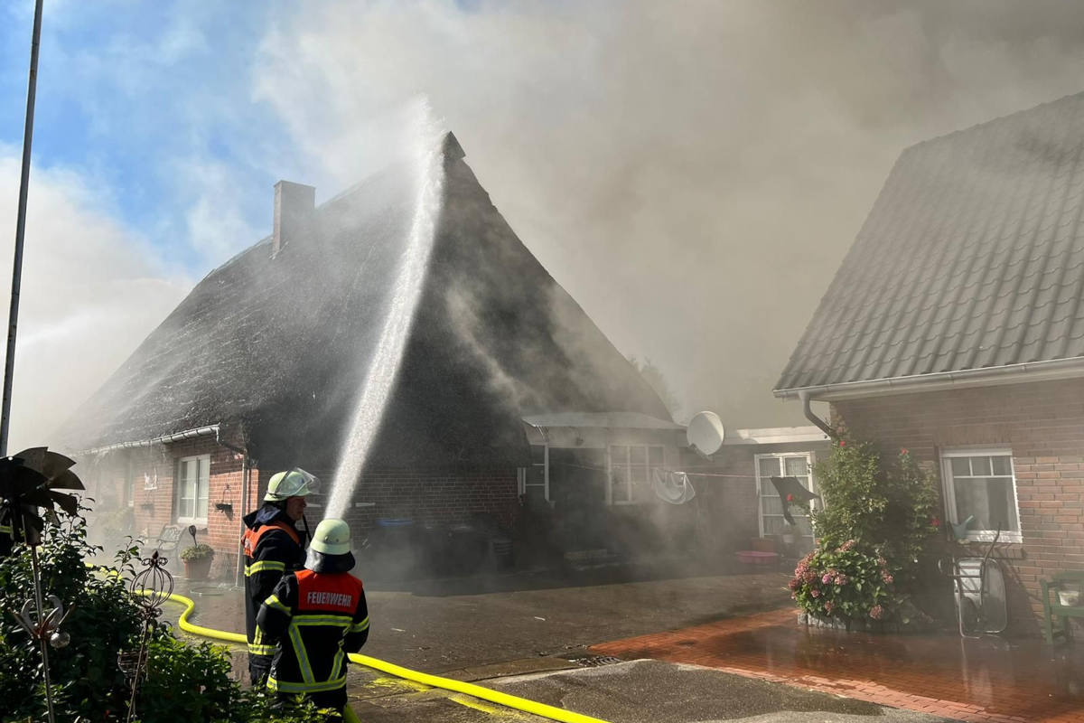 Übergreifen von Brand auf Reetdachhaus kann verhindert werden